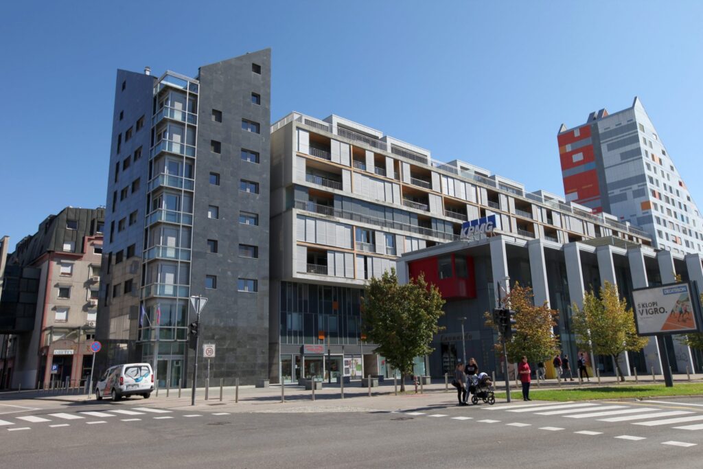detektivska druzba novak lokacija in zgradba